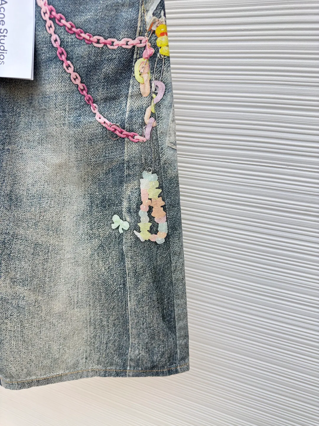 Acne Studios chain 3D printed straight shorts ●Authentic product: purchased and developed by 3174 ●Item number: 1680155-A65 ●Material: denim ●Technology: Printing ●Version: fitted version ●Weight: 440g ●Size: 42-44-46-48-50-52 ●Description: 1981M jeans are loosely cut, low-waisted, wide-legged and long. Decorated with a seasonal trompe l'oeil print and made from mid-blue washed non-stretch denim. The overall wiring is straight and delicate, the fabric is comfortable and soft, and the color is consistent without color difference. It can be matched with the same style to create a fashionable look and control various occasions. Customized accessories, complete with three standards, same style for men and women!